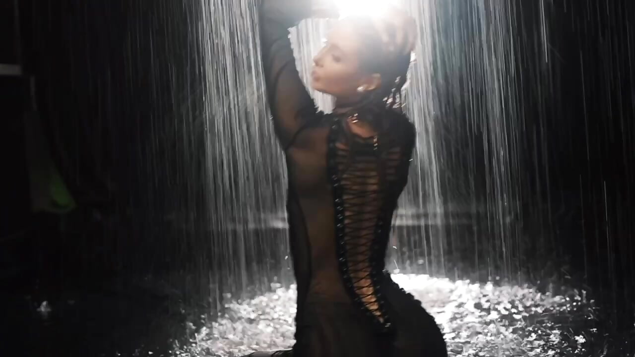 Dancing in the rain - video av NinaDivine cam-modell