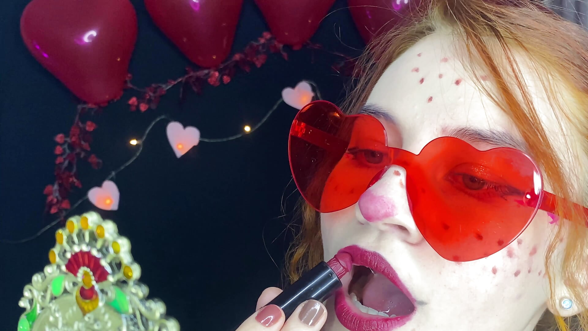 Paint my lips 👄 - video by Honey_Blaze cam model