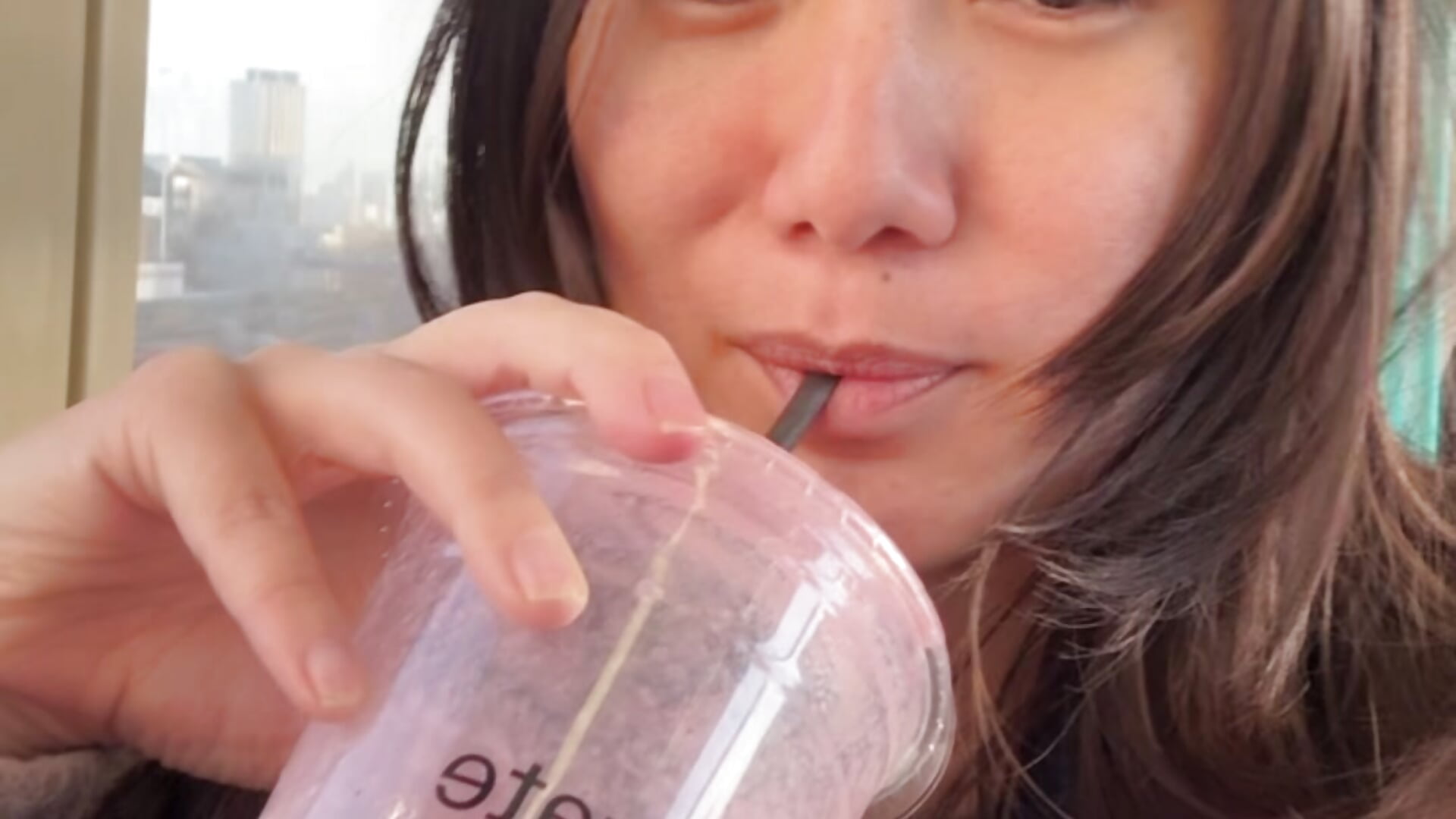 Sipping my smoothie - video của người mẫu cam xMeiMeix