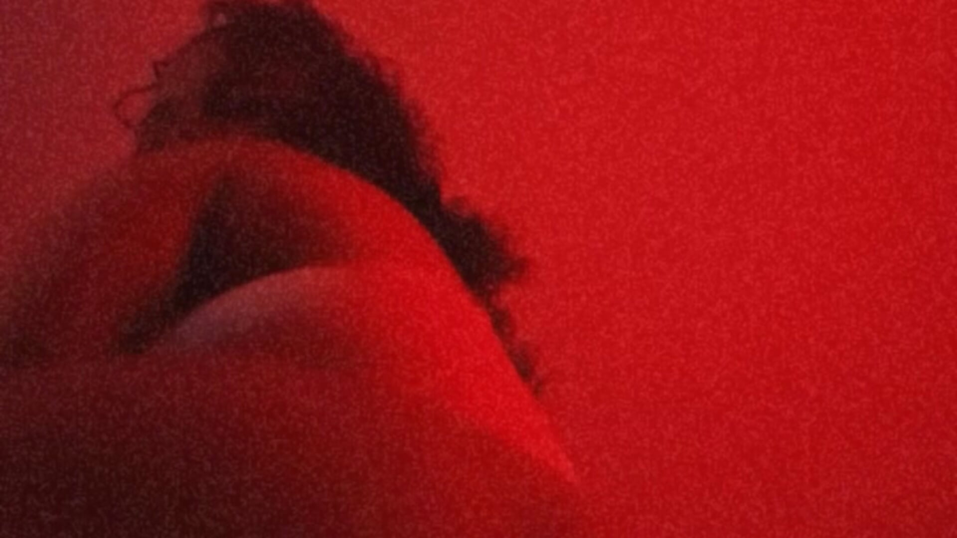 Red room – video modela na kameri Caramel_drip