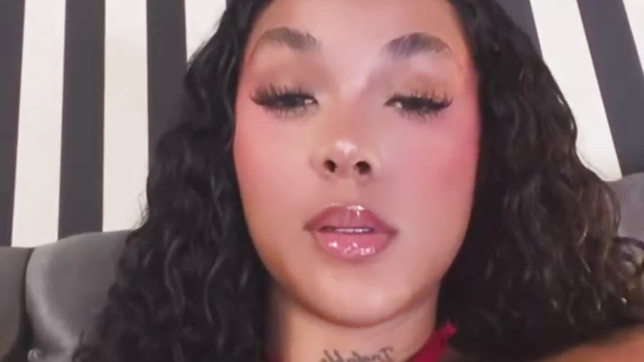 Tongue out to receive all your load 🥵💦 – video od webkamerové modelky Kinsleybrown