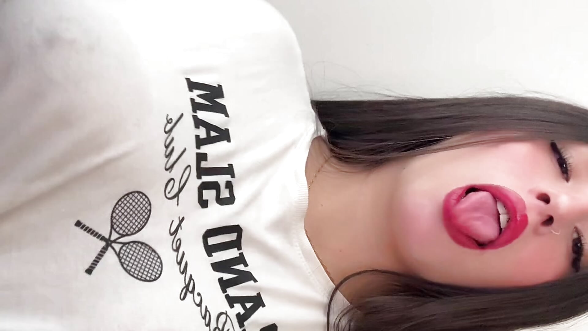 Wet boobs🍒🤤 – video od webkamerové modelky Sofi_Collinss