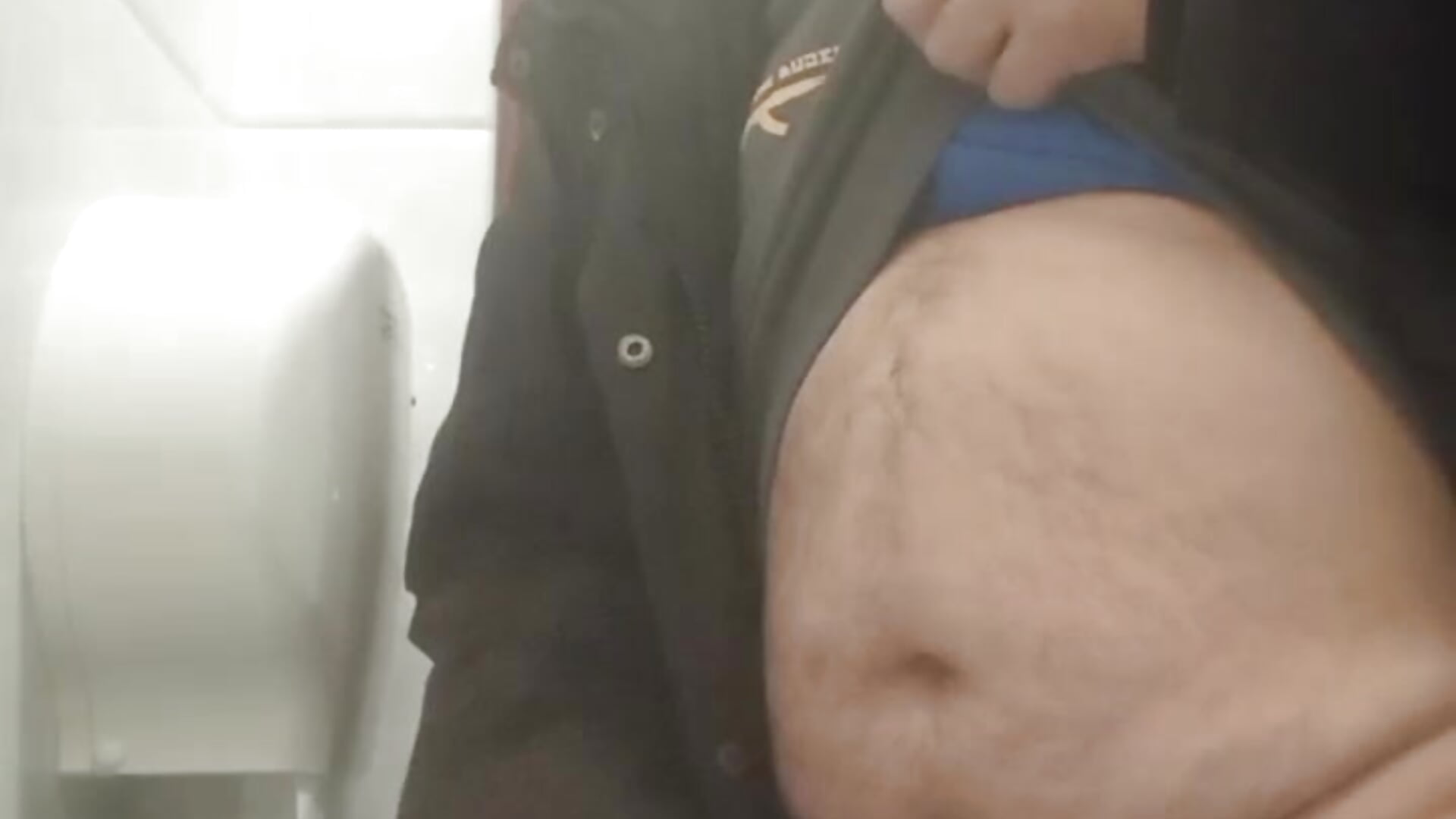 Meando en un baño de un bar paea vosotros - video di Xauencaliente modella di cam