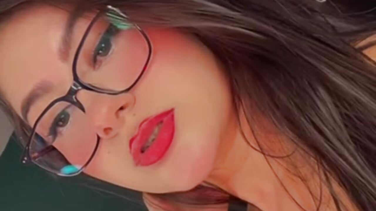Do you like girls with glasses? - Vídeo de AlanaaWalker, modelo de vídeos