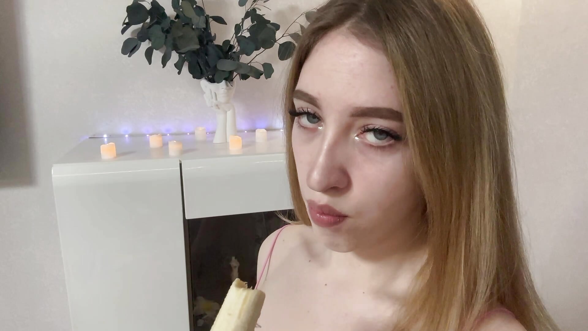What a delicious banana, what could be tastier? - video by Lola_Rosy cam model