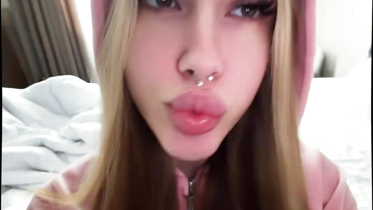 lipsss – video modela na kameri Riri_kikki