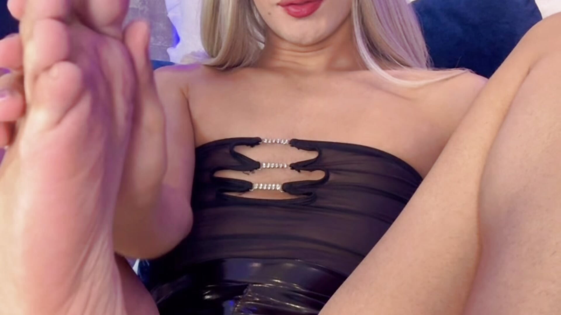 IImagine the flavor and heat that my feet have right now when I fuck you - video by PerlaRogerss_ cam model