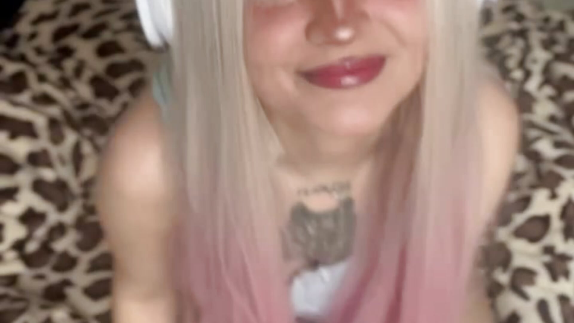 don't you want to touch my ears? - video od modelky/modela SunnyHoneyy