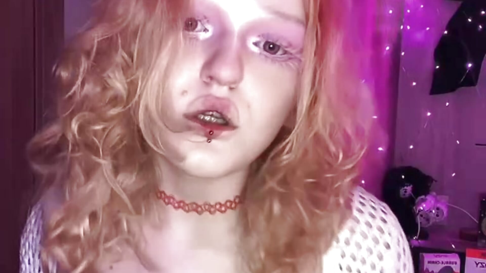 Halo borrowed from a falling star – video modela na kameri viemalt