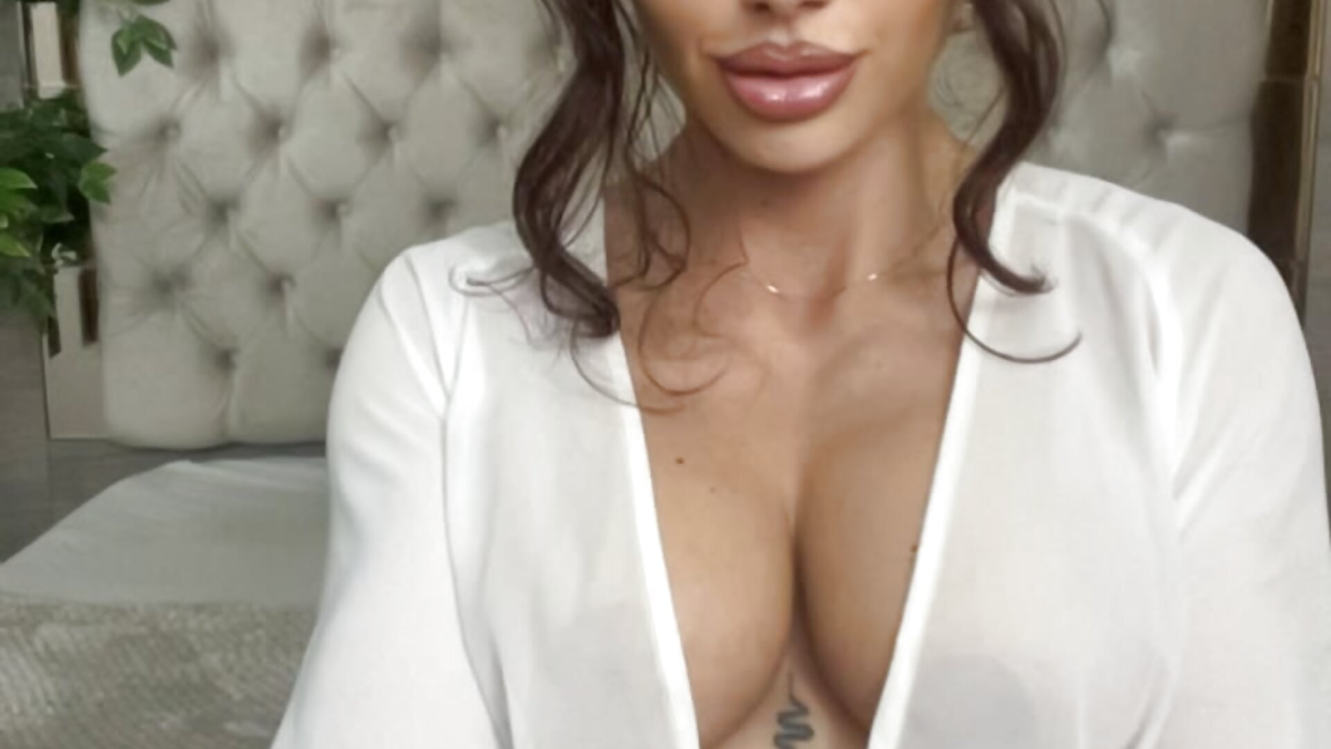 Boobs Squeeze Beautiful Face - video VioletVIP kameramallilta