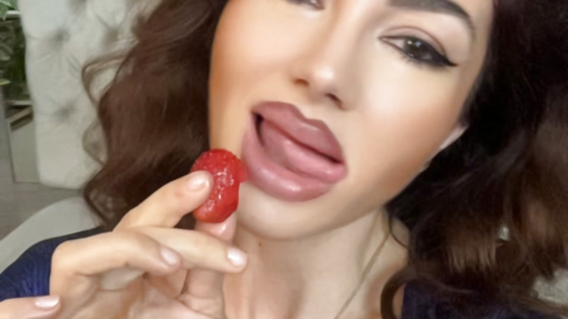 Lollipop Blowjob Tease: Close-Up Lips Lick, Big Tits Play, Slow Suck & Eat – Free!) - video VioletVIP kameramallilta