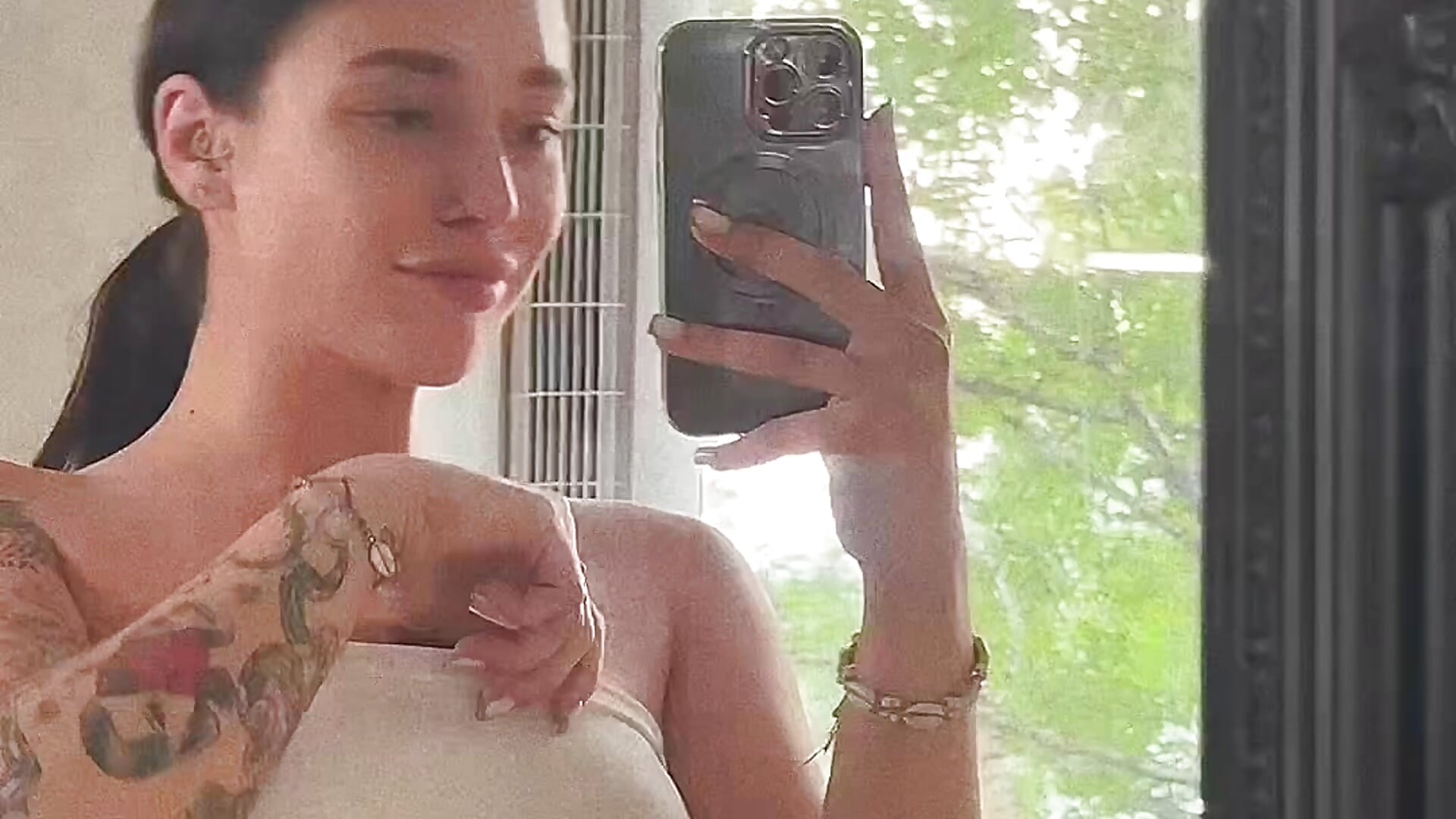 Me - فيديو من milkbrownn موديل الكام