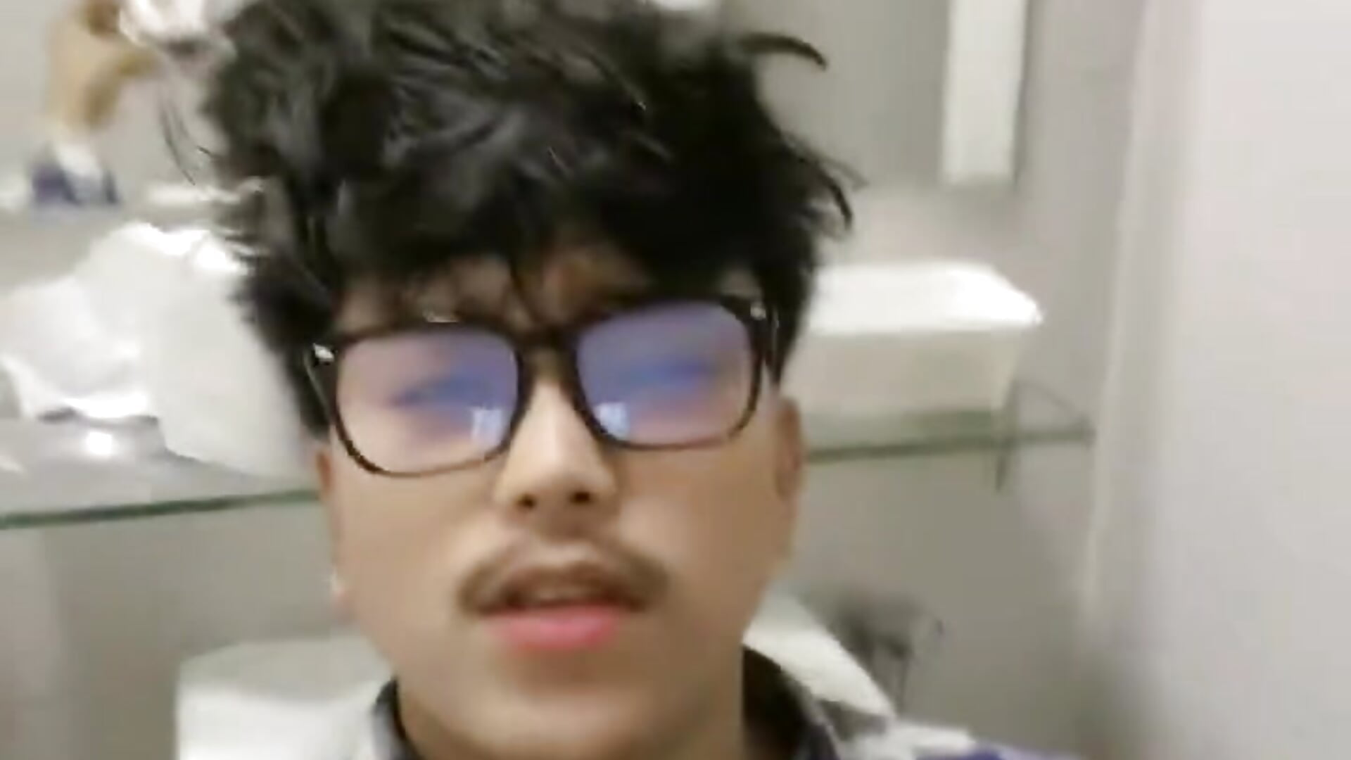 Vídeo em tendência de modelo na câmara hotechomoreno 655