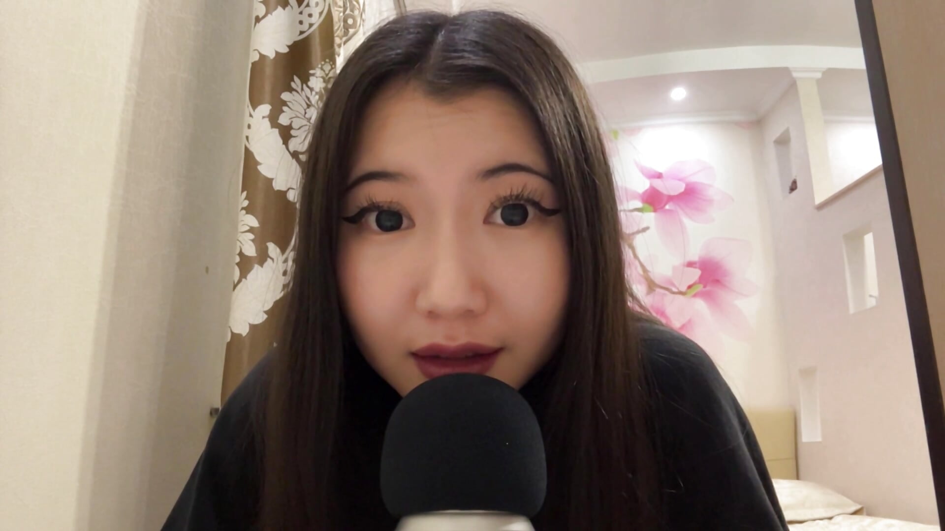 ASMR with micro - MaeRaads主播的视频