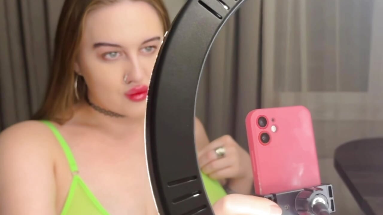 getting ready for the first stream - clip cu Polly_Tingle model videochat