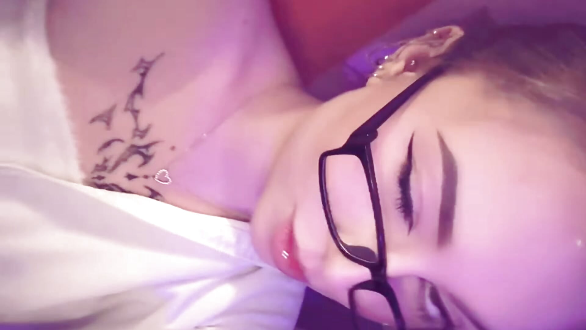 Shut Up (And with Me) – video od webkamerové modelky LorileeRuetz