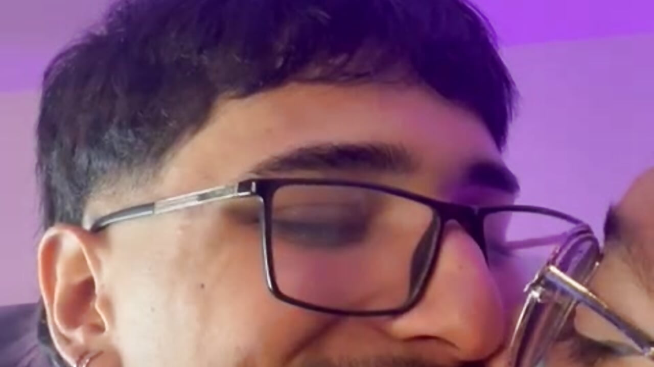 A three-way kiss? - วิดีโอโดย Mia_Iron โมเดลแคม