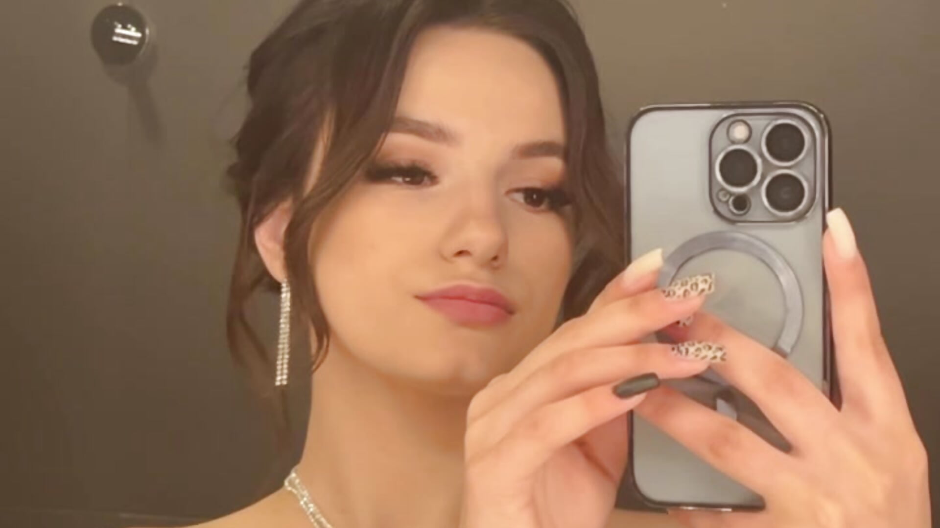 I am in restaurant - clip cu Kosandra_k model videochat