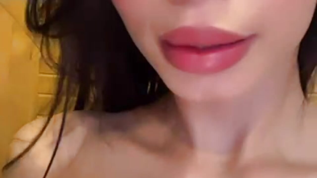 u favorite girl🍒 - video di GuggaHell modella di cam