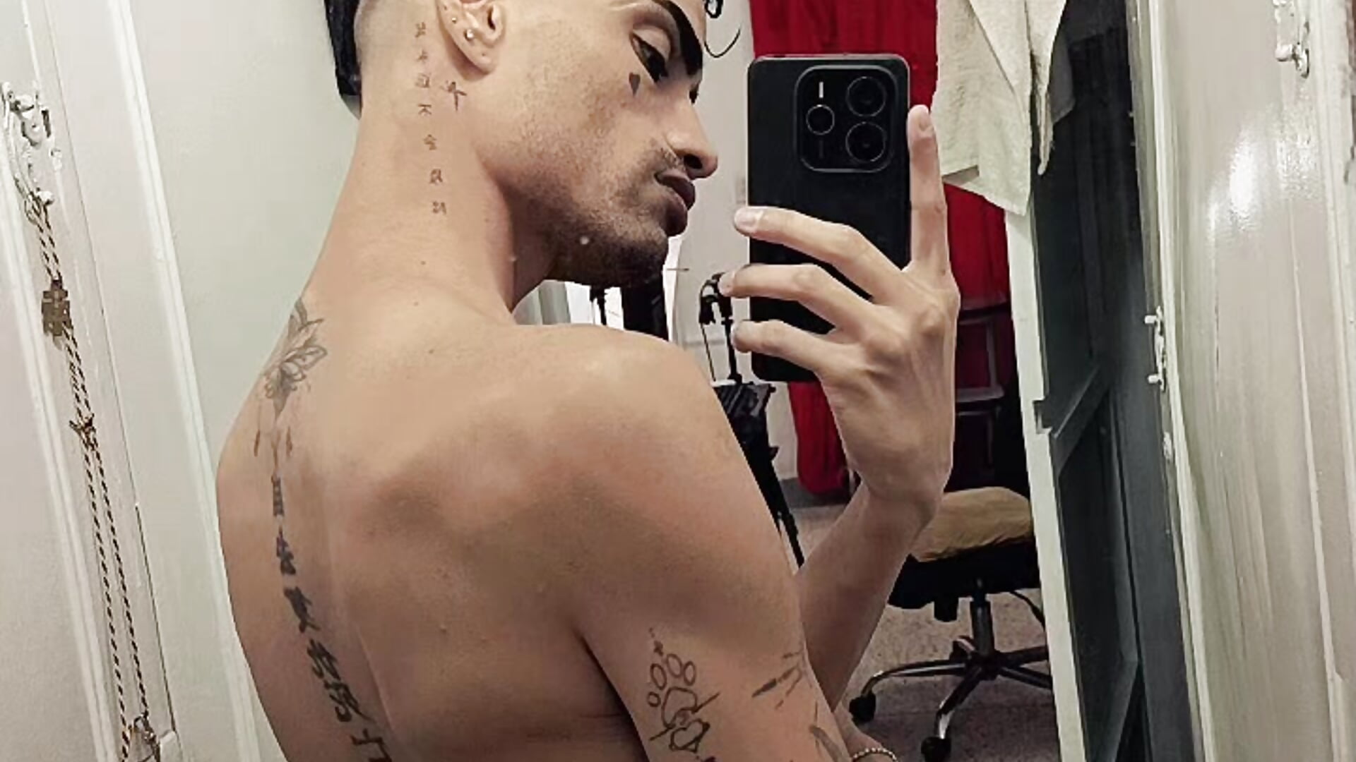 WhatsApp Video 2026-05-08 at 1,38,44 AM (5) - clip cu Gay_Red_Room model videochat
