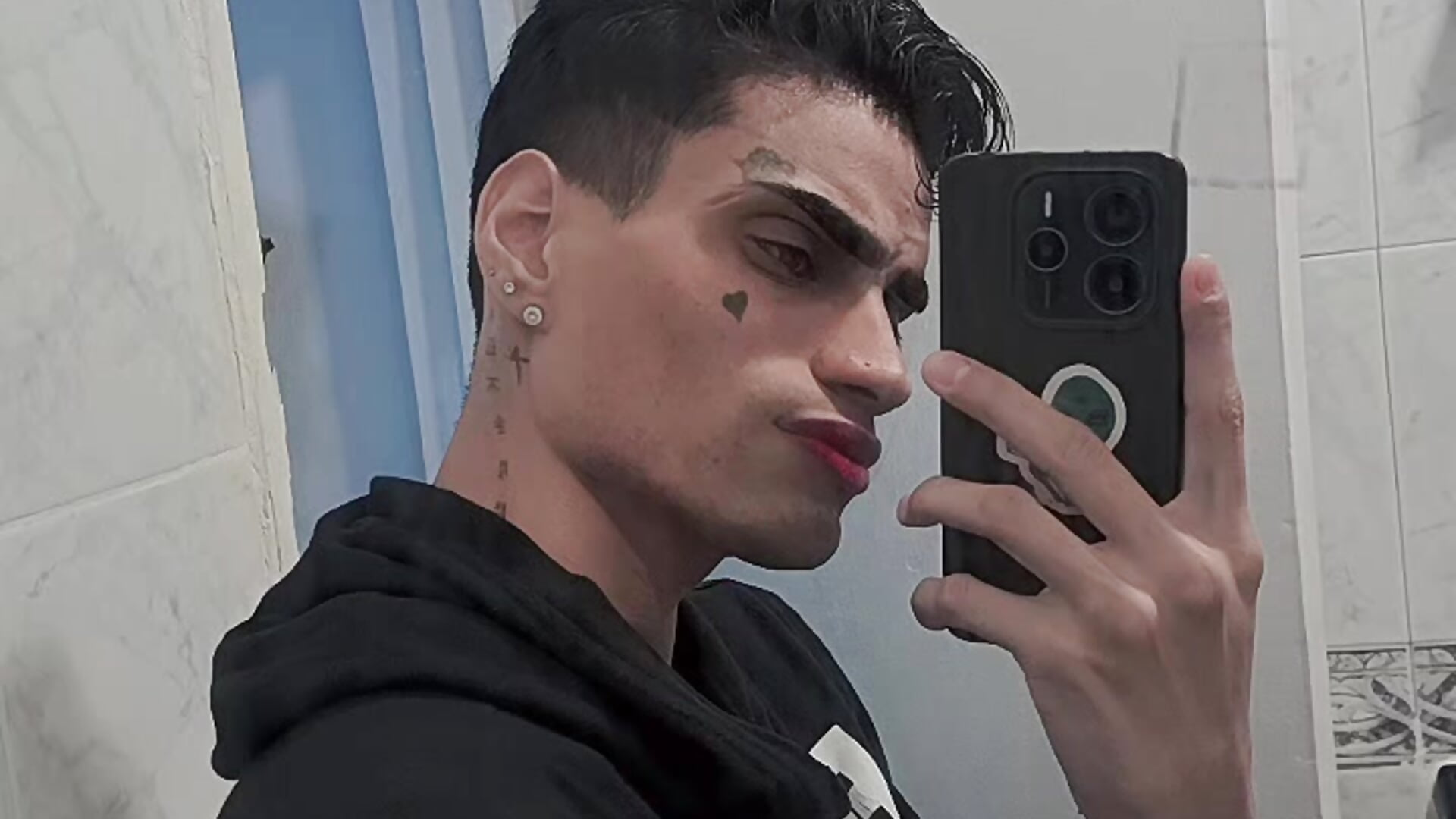 WhatsApp Video 2026-05-08 at 1,38,44 AM (3) - clip cu Gay_Red_Room model videochat