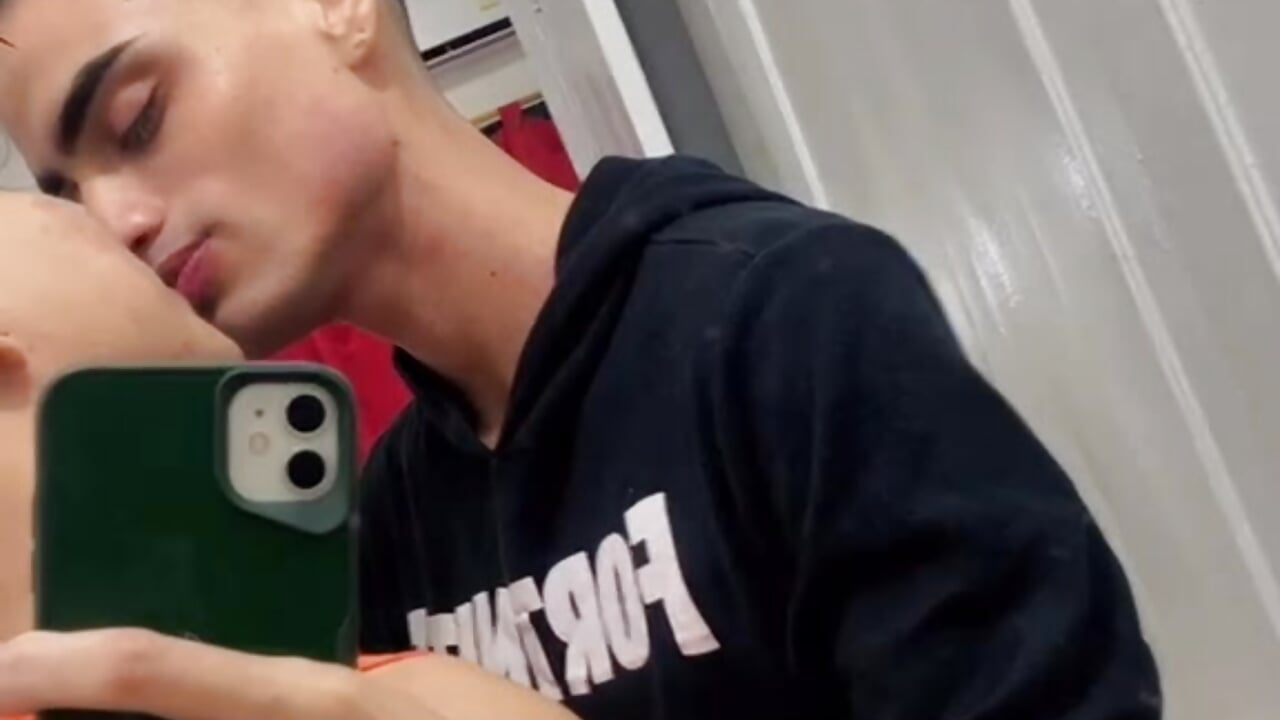 WhatsApp Video 2026-05-08 at 11,45,11 PM – video af Gay_Red_Room cam-model