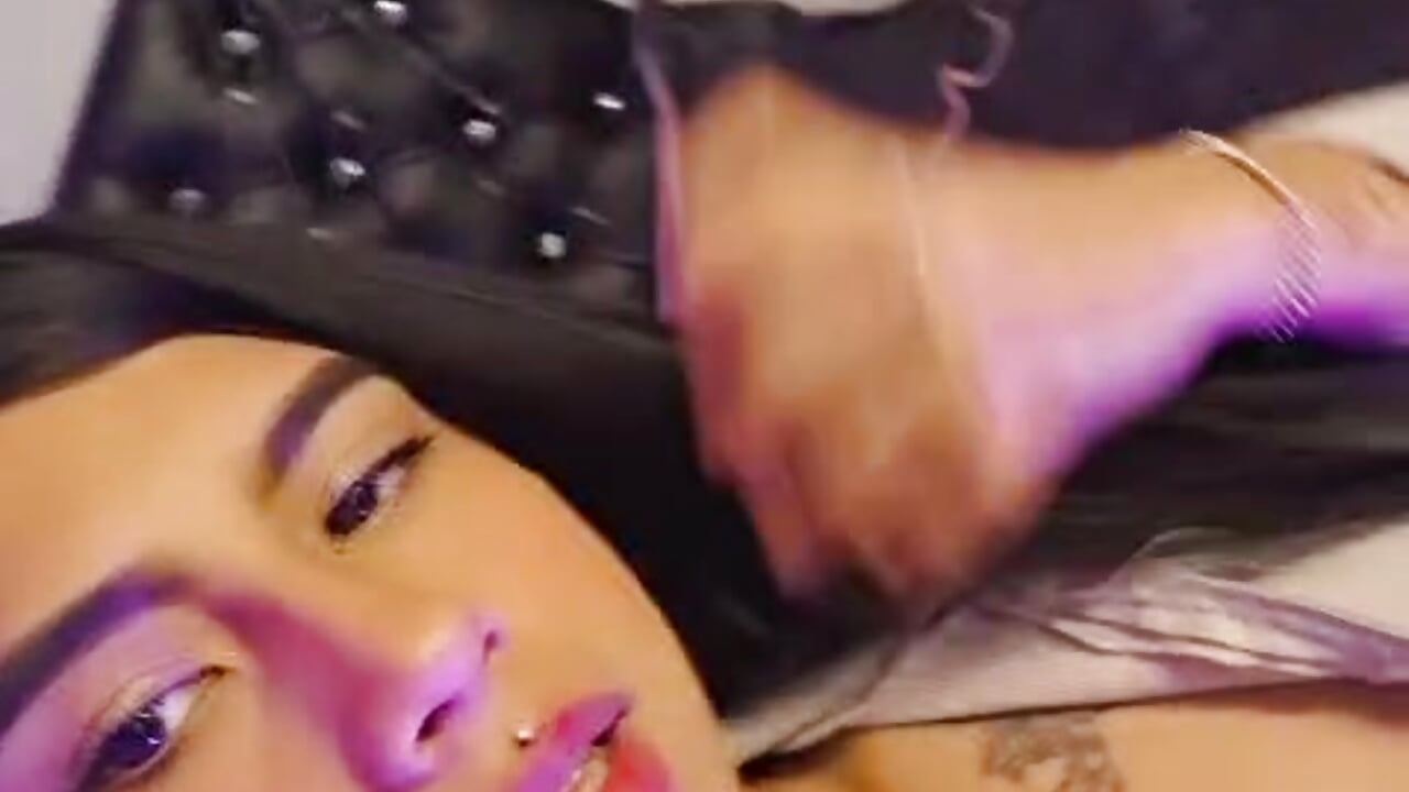 I'm still here baby, waiting for you <3 – video modela na kameri cloegp