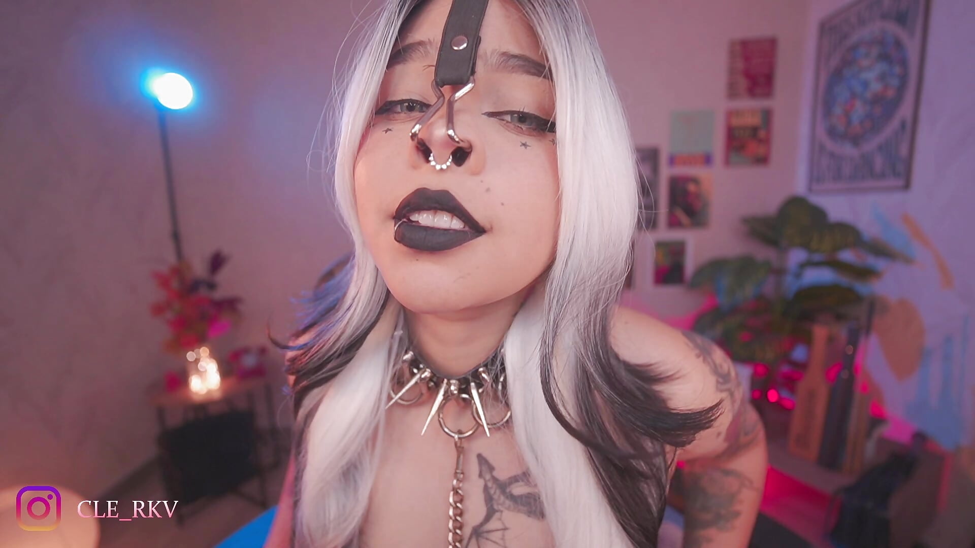 DON'T YOU THINK YOUR SLAVE IS BEAUTIFUL? IT LOOKS GOOD WITH ANYTHING– violette_clerk1_ kameramodell videója