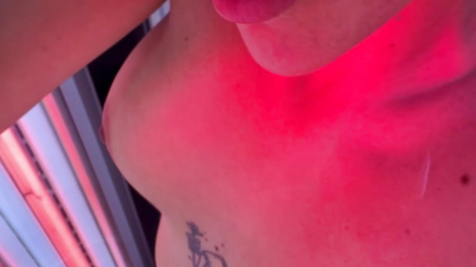 Come & hop in my sunbed with me?🌶️ — filmik ZaraMillsxx, modela(-lki) na kamerkach