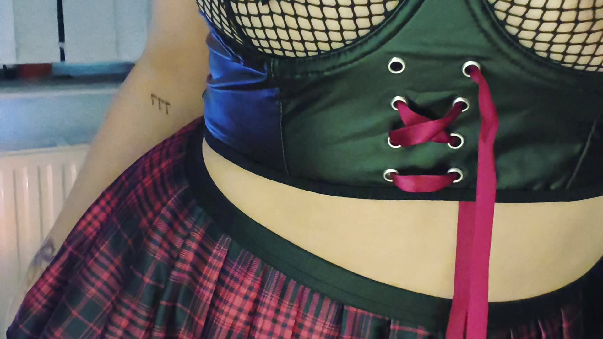 Do you want to see under the skirt?😈 - vídeo de la modelo de cam JuliRay