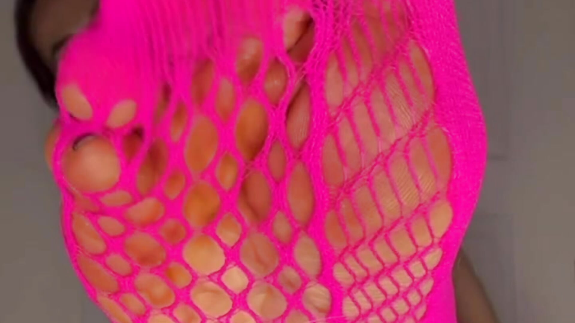 Mm, a fishnet bodysuit on my naked body feels especially nice.Dare to resist bitch? No fucking way, - video di supreme_dominatrix modella di cam