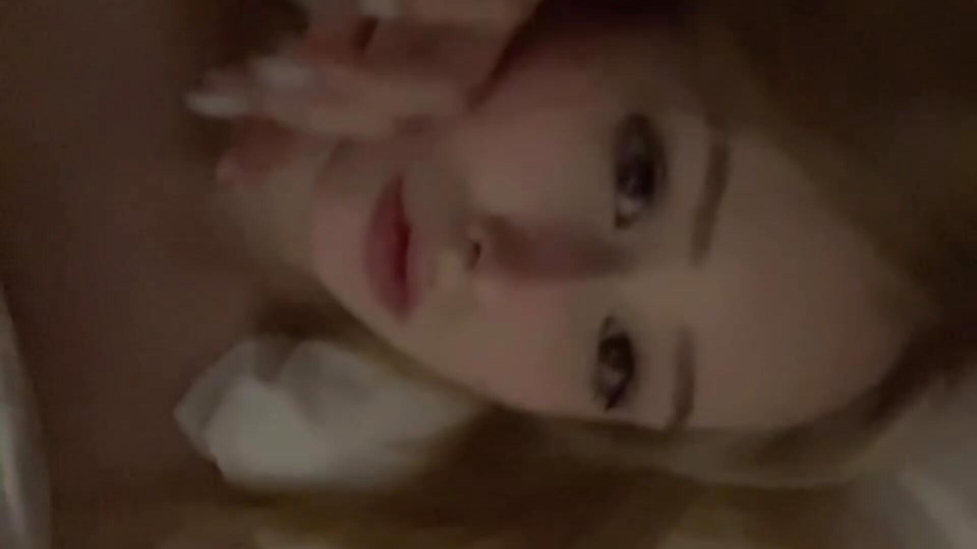 good morning on the bed – video od webkamerové modelky LotusHinata