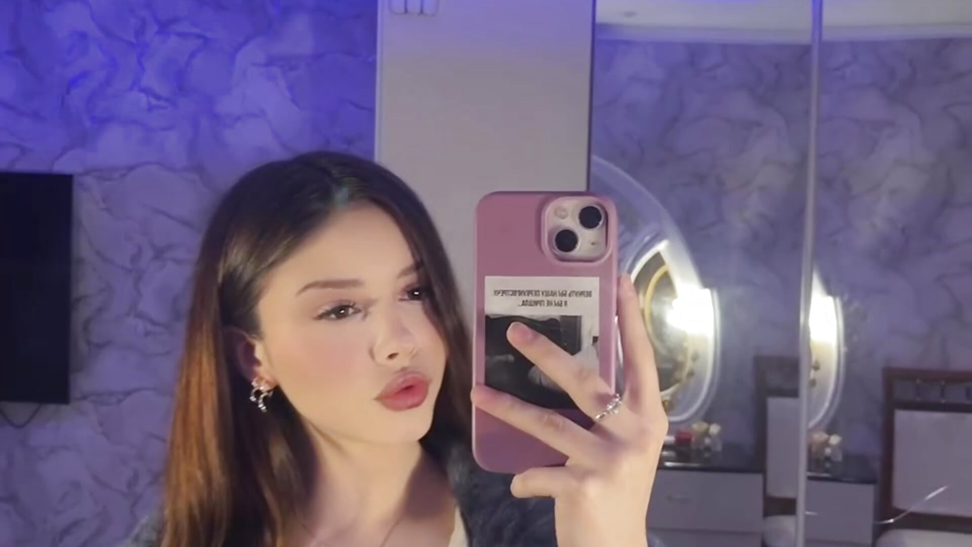 A little of me) - clip cu adelecloud model videochat