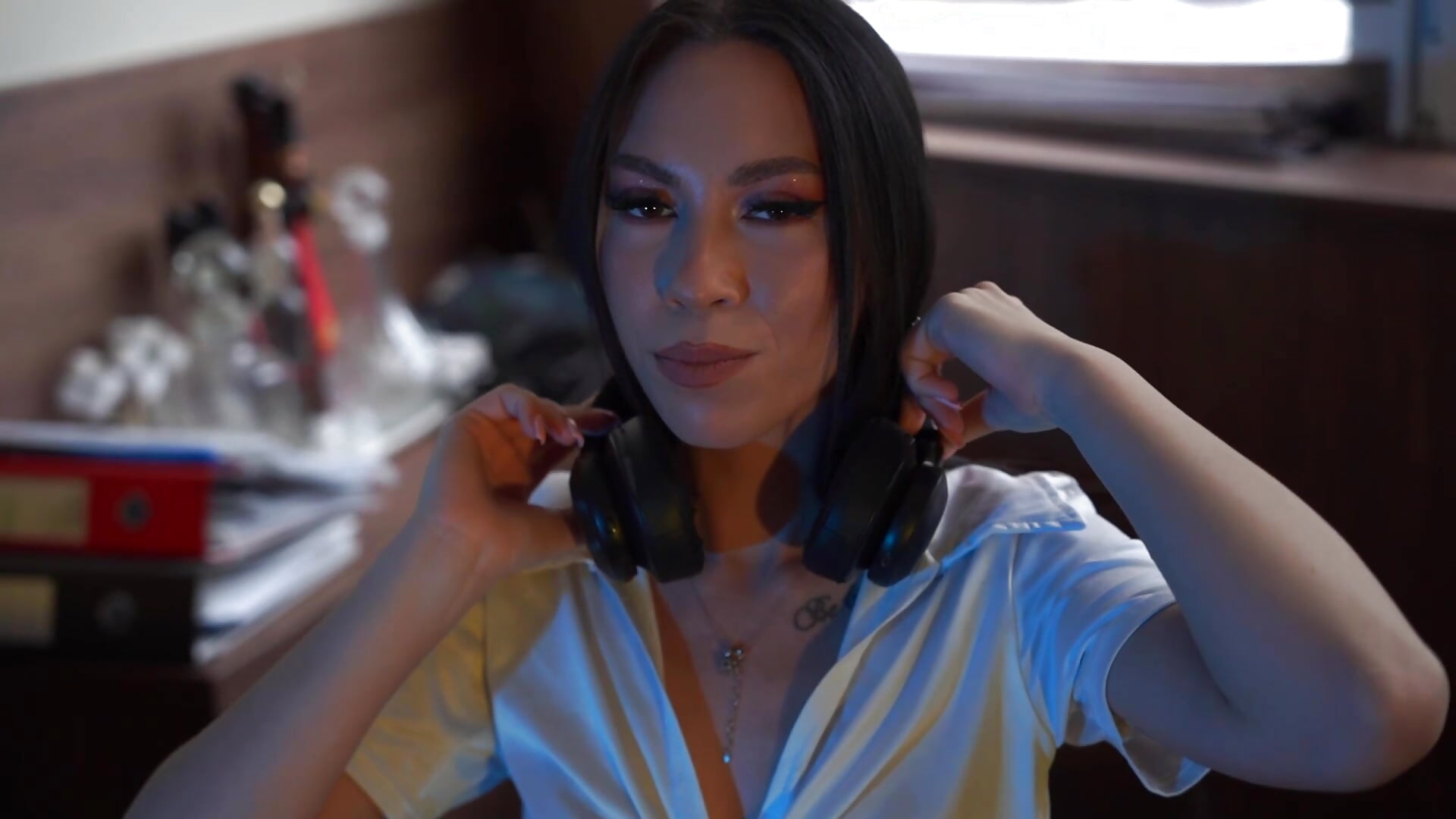 Desk-side play - clip cu AvaSinX model videochat