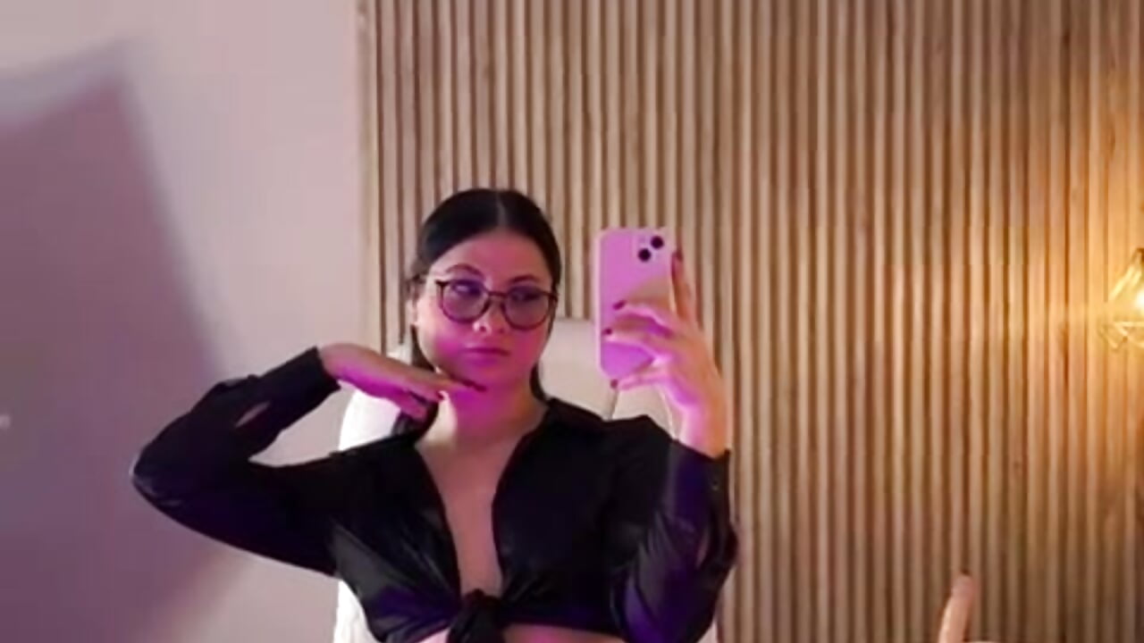 A hot girl 🔥 - відео від вебкаммоделі IvyRous