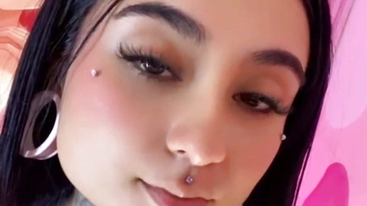 WhatsApp Video 2026-02-23 at 6,00,01 PM - vidéo du modèle de showcams Adri_tatto_7