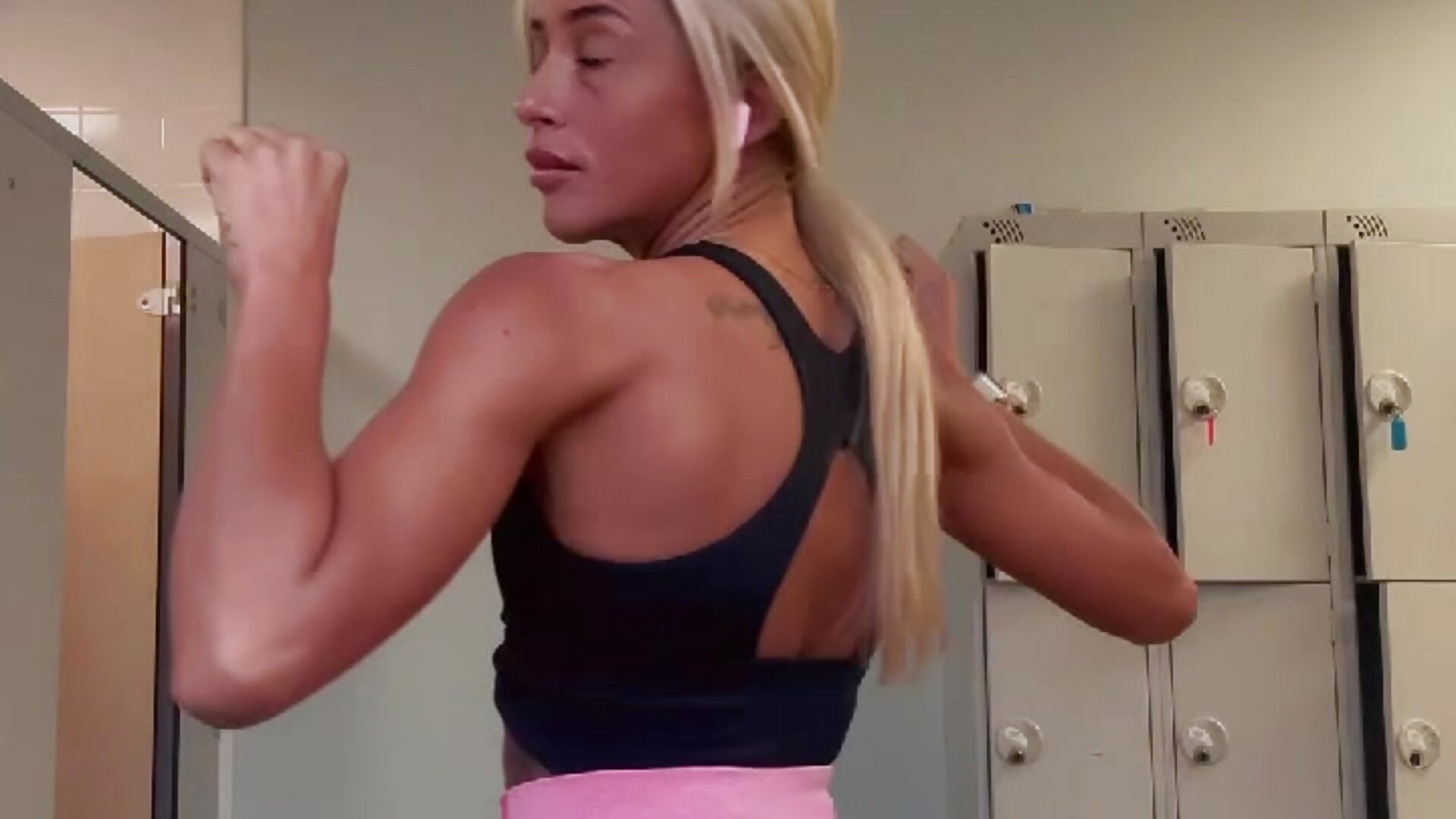 Gym🏋🏾‍♀️ - video oleh model kamera ScarlettGold_