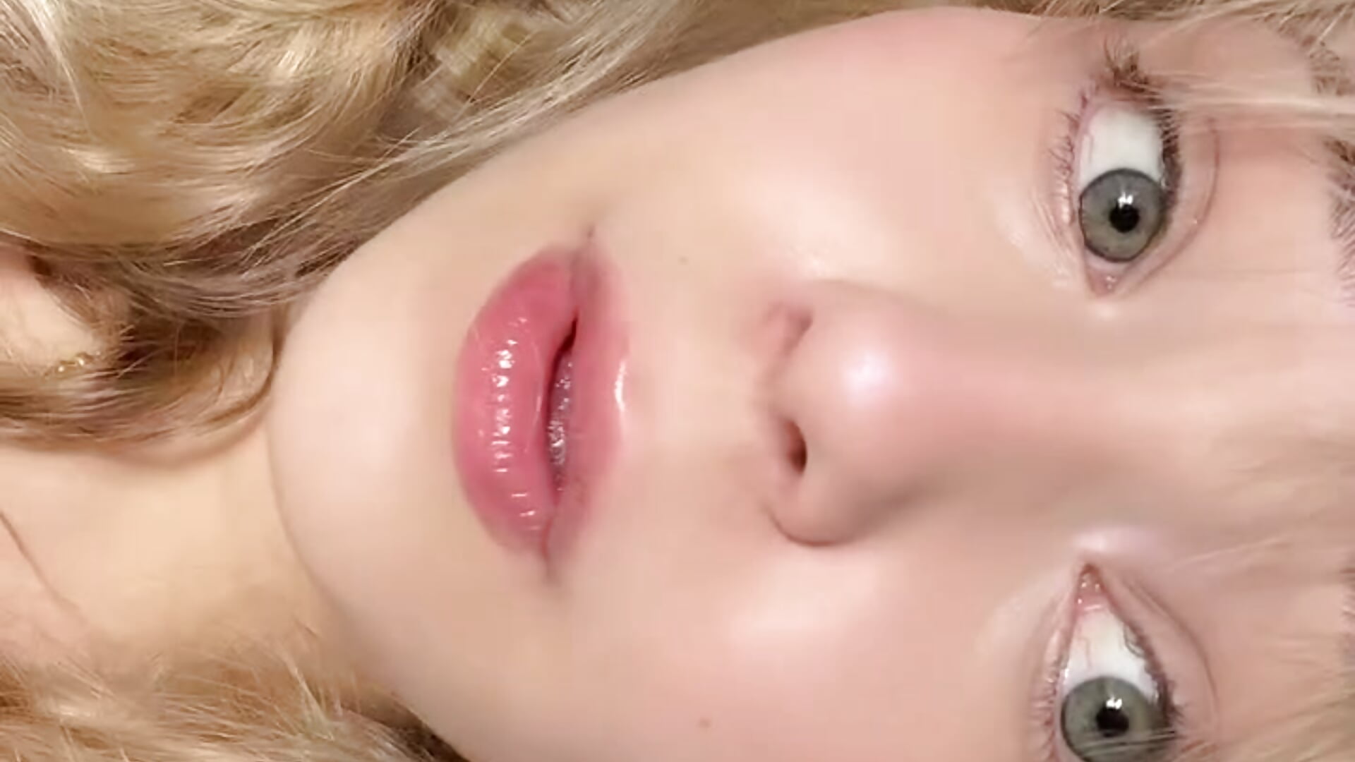 Do you like my pretty curls? - vídeo de la modelo de cam SourMidday