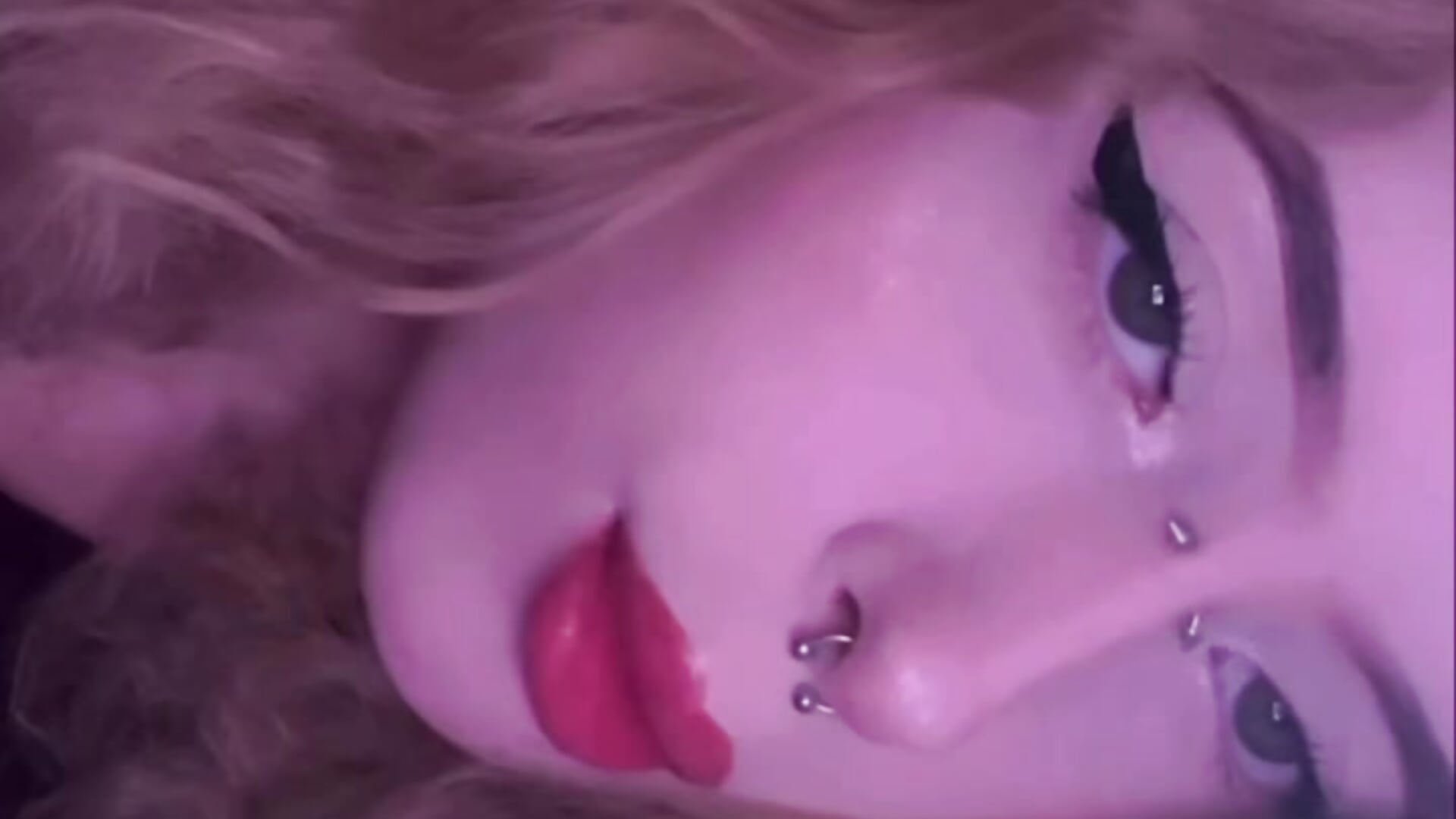 Moments Worth Living - clip cu HatedClose model videochat