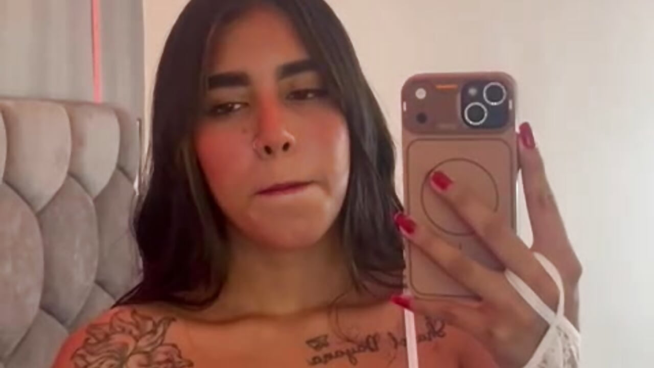 You don’t watch me… you surrender to me. – video od webkamerové modelky SharolStorm