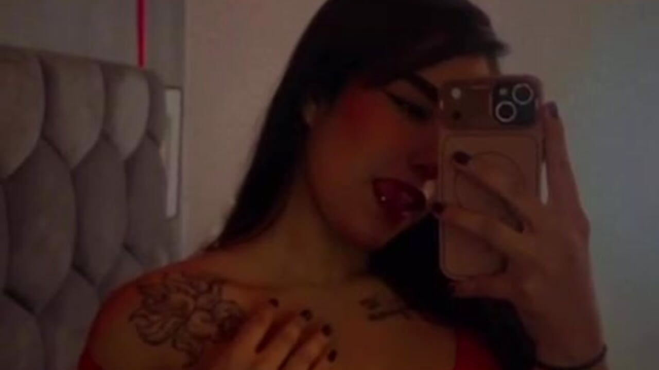 Ass Spread, Tits Exposed—Your Move - video oleh model kamera SharolStorm