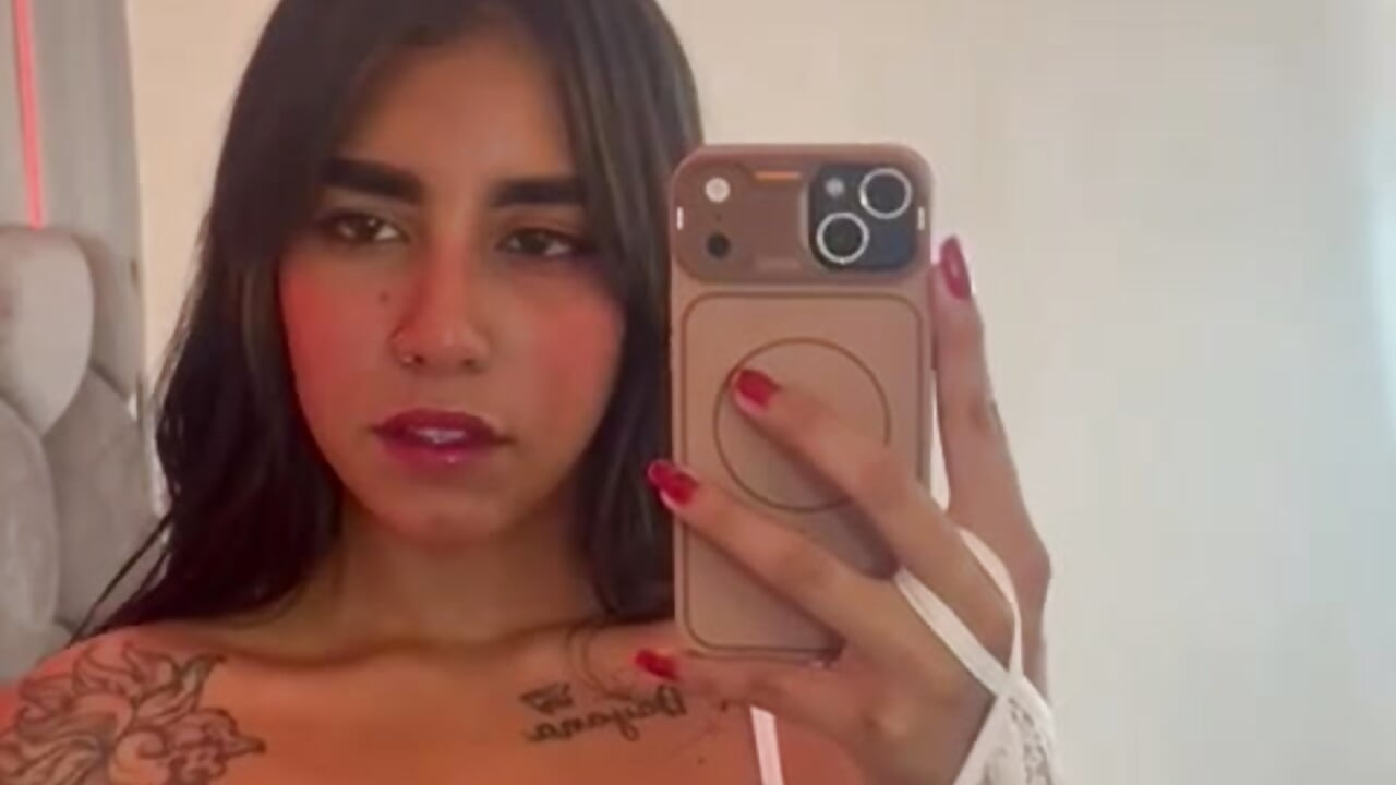 Once you enter my world… there’s no exit. Only deeper. – video od webkamerové modelky SharolStorm