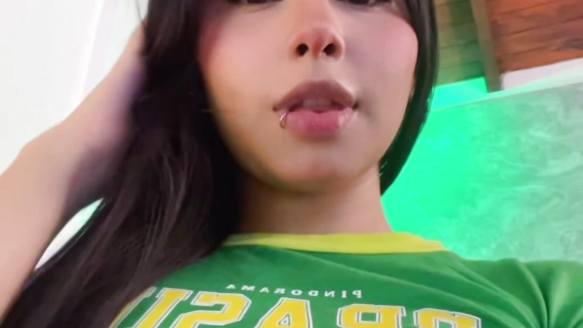 Do you like green?😏💚 - video của người mẫu cam chloe_bluee_
