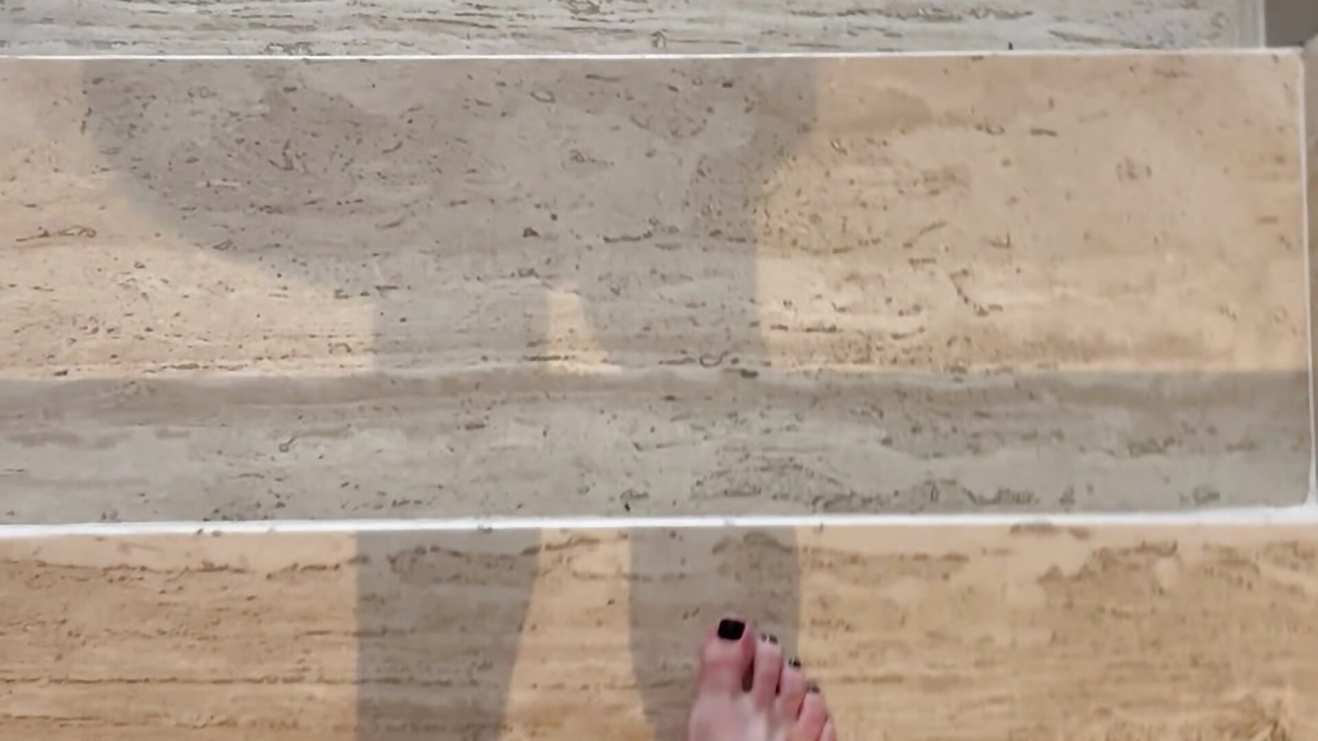 Little black toenails on the stairs - video van Chanel_Marmont cam-model