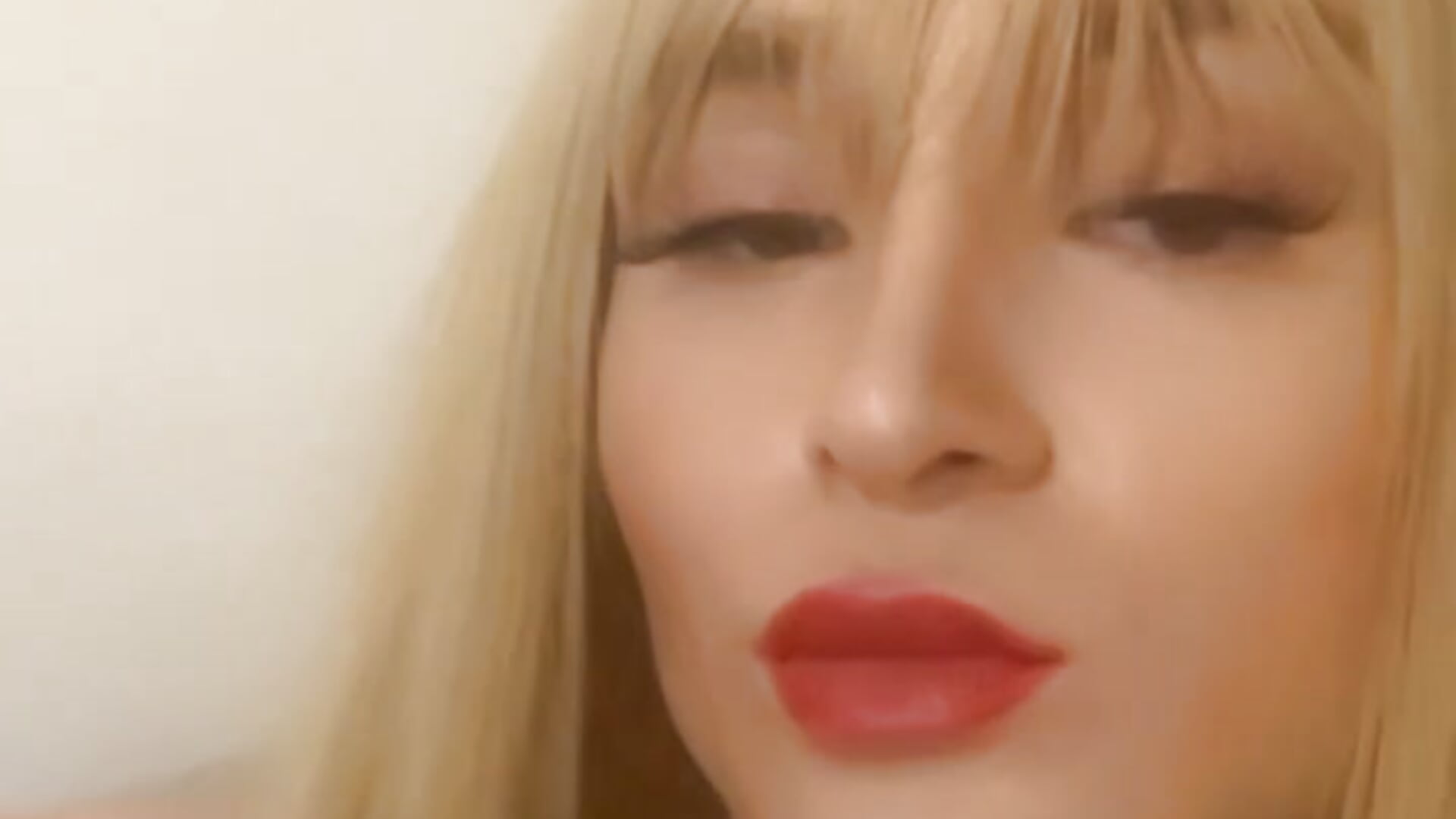 Blowing kisses - video by Demi_doots