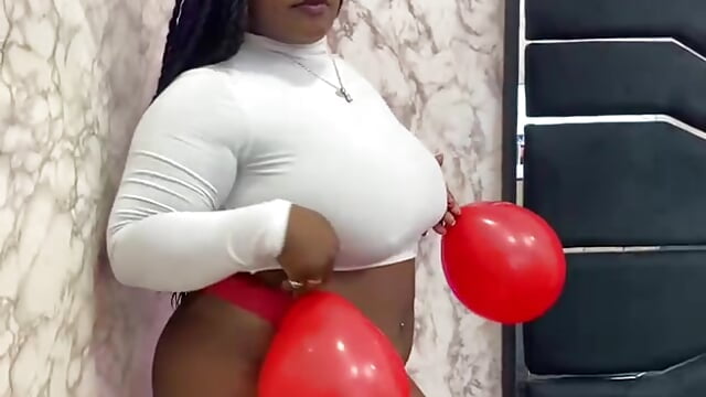 Today I have a new way to have fun, popping these balloons 🔥🥵 - відео від вебкаммоделі LexyDrip