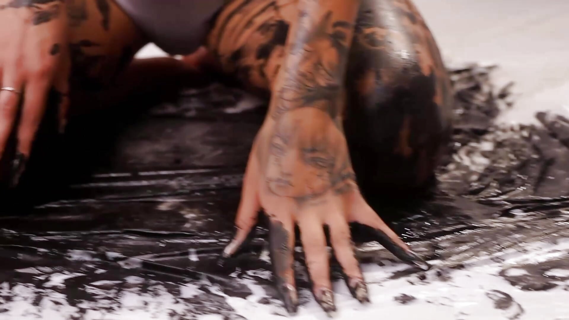 My sexy body covered in paint #fetishes #body #sexy - видео от уебкам модела Emily__Stef