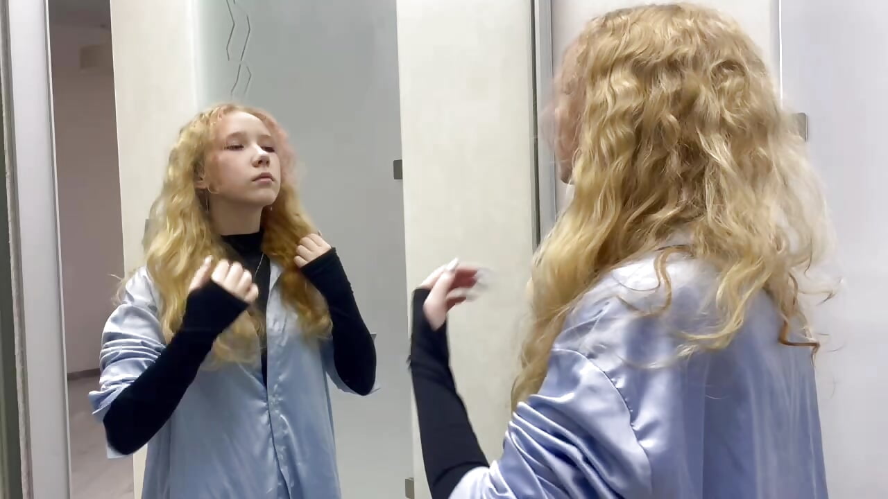 I'm going to an event. - video của người mẫu cam AmalElway