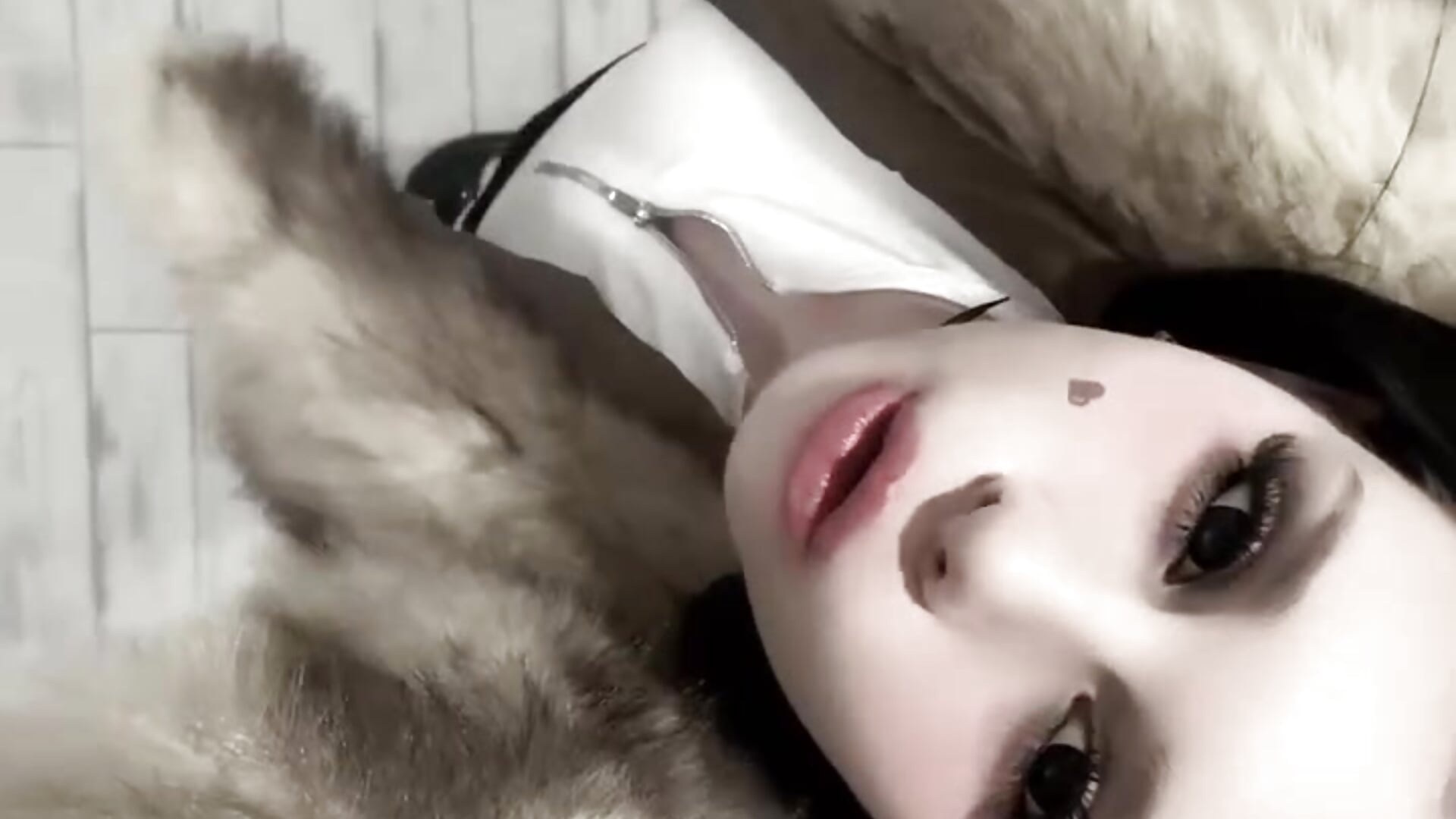 At home in a fur coat - Vídeo de SaraDebey, modelo de vídeos