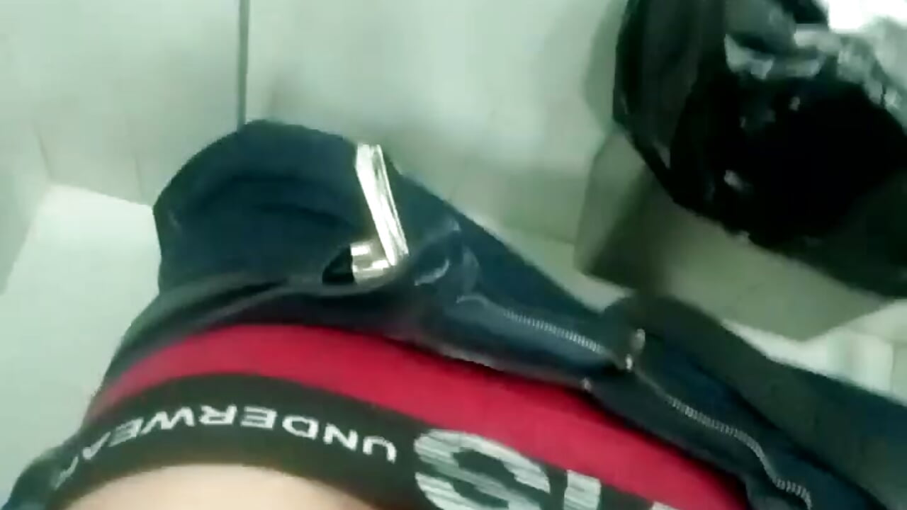 Cruising in public restrooms - video av Damiianm cam-modell